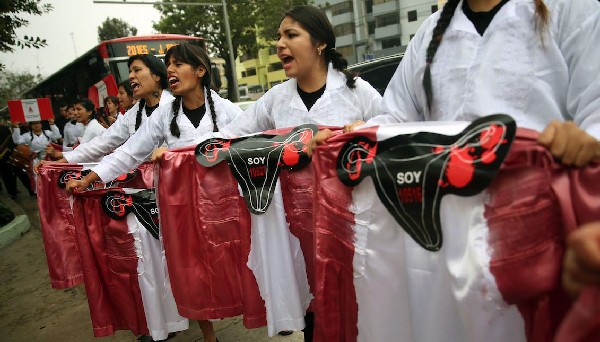 Documento 15: A group of victims of sterilizations with women from feminist and human rights organizations participated on Monday, July 3, 2017, in a stand in front of the headquarters of the Diplomatic Academy of Peru, where the 163 Sessions of the Inter-American Commission on Human Rights (IACHR) was taking place, in Lima, Peru