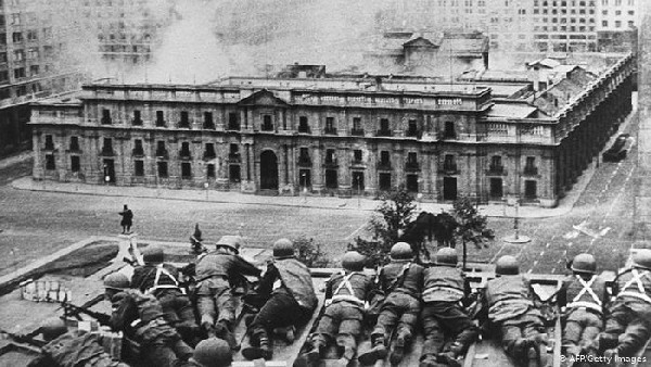 Documento 4: Palacio La Moneda, em Santiago, é atacado por por soldados em 11 de setembro de 1973