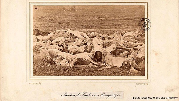 Documento 13: O uruguaio Javier López fotografou cenas da guerra para a Casa Bate & Cía; nesta imagem, corpos de paraguaios mortos em batalha