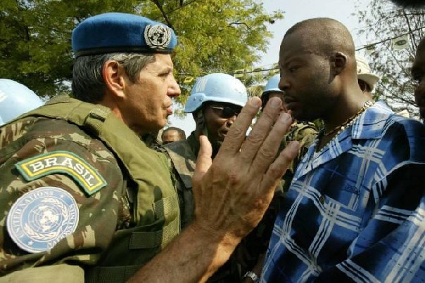 Documento 14: Augusto Heleno: o general fala com líder de grupo de apoiadores do ex-presidente haitiano Jean-Bertrand Aristide sobre a rota que uma manifestação deveria tomar em 29 de março de 2005