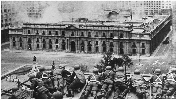 imagem do dia do golpe militar que derrubou o governo do presidente do Chile democraticamente eleito, Salvador Allende.