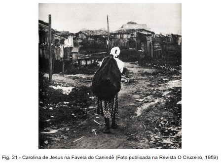 Fig. 21 - Carolina de Jesus na Favela do Canindé (Foto publicada na Revista O Cruzeiro, 1959)