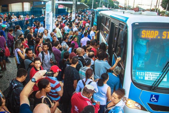 imagem ponto de ônibus lotado na avenida jabaguara